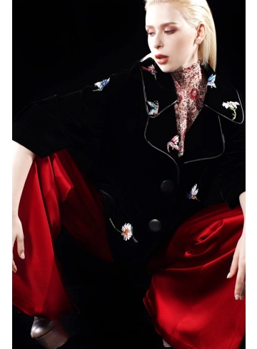 大翻領袖花黑絲絨外套 / 紅絲綢寬襬長褲
