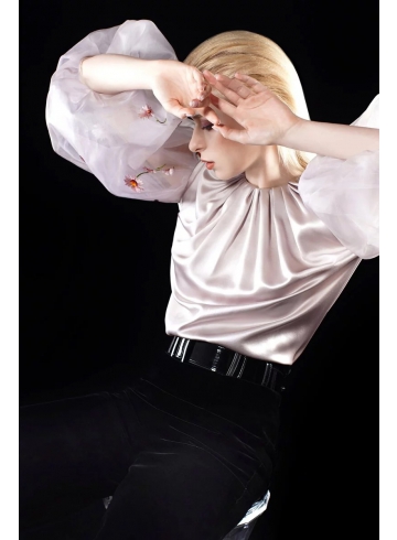 藕色蓬蓬袖上衣 / 黑絲絨寬擺長褲