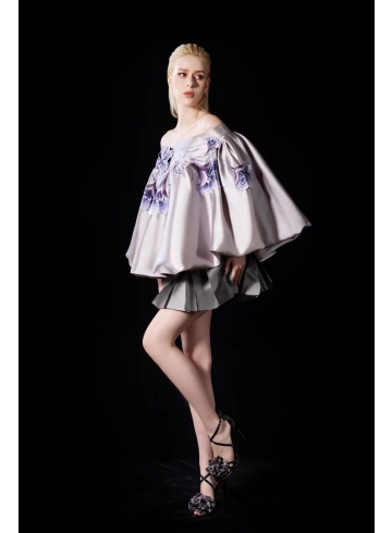 鳳凰刺繡上衣 / 灰褶短裙