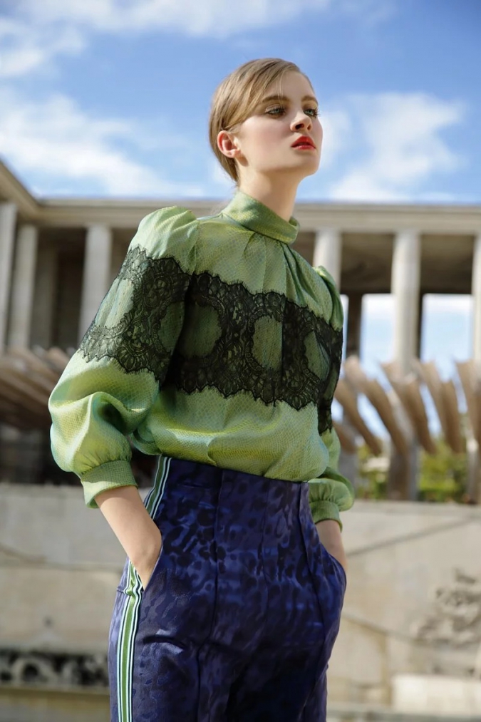 杜樂麗 Jardin des Tuileries Colle-立領蕾絲條綠上衣 / 深藍彈性九分褲