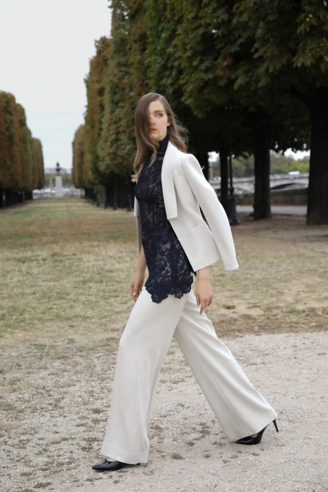 杜樂麗 Jardin des Tuileries Colle-方領商務外套 / 不對稱半透明蕾絲上衣 / 寬直筒商務長褲